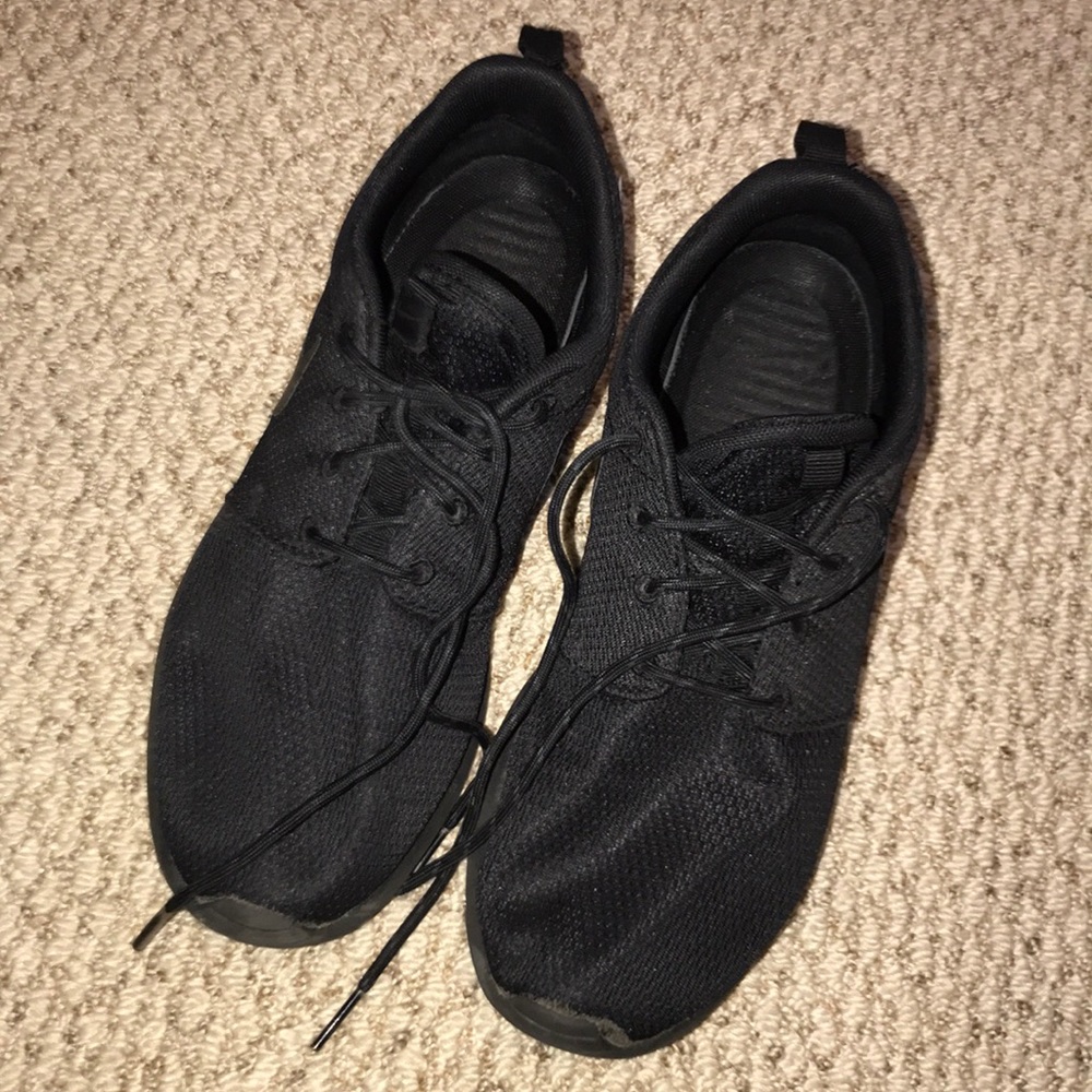 BLACK NIKE ROSHES